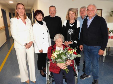 Slavljenki so čestitali za 102 rojstni dan sorodniki_prva z leve direktorica Doma Taber Martina Martinčič in prvi na desni strani župan Občine Cerklje Franc Čebulj